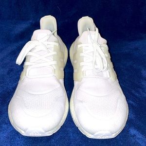 Preowned Men’s Size 9.5 White Adidas Ultraboost 22
